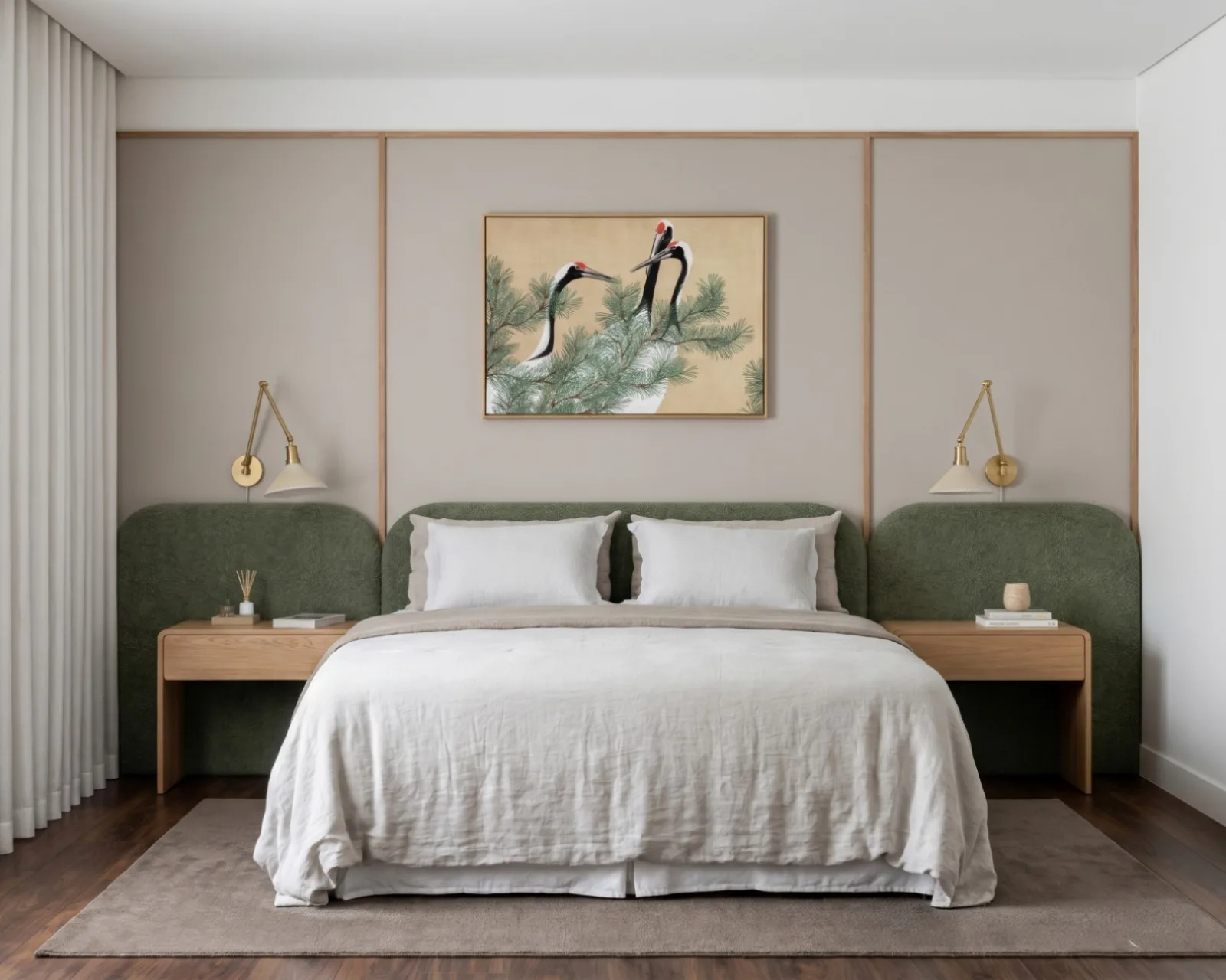 Quarto de casal moderno e sereno com cabeceira estofada verde sálvia, mesinhas em madeira clara, arte oriental e paleta bege quente, projeto Être